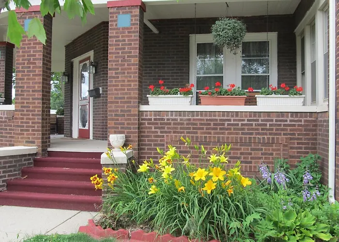 Streator's Baldwin House Holiday home *